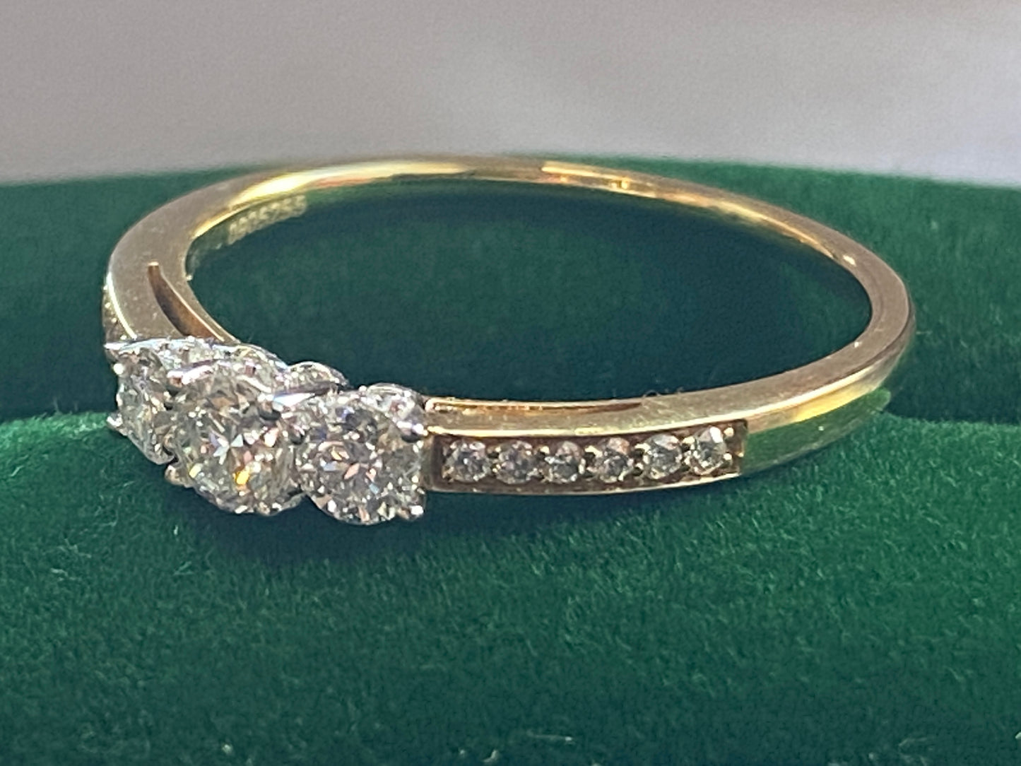 Trilogy-Verlobungsring aus 18-karätigem Gelbgold und Diamanten, 0,5 CTW (Größe Q)
