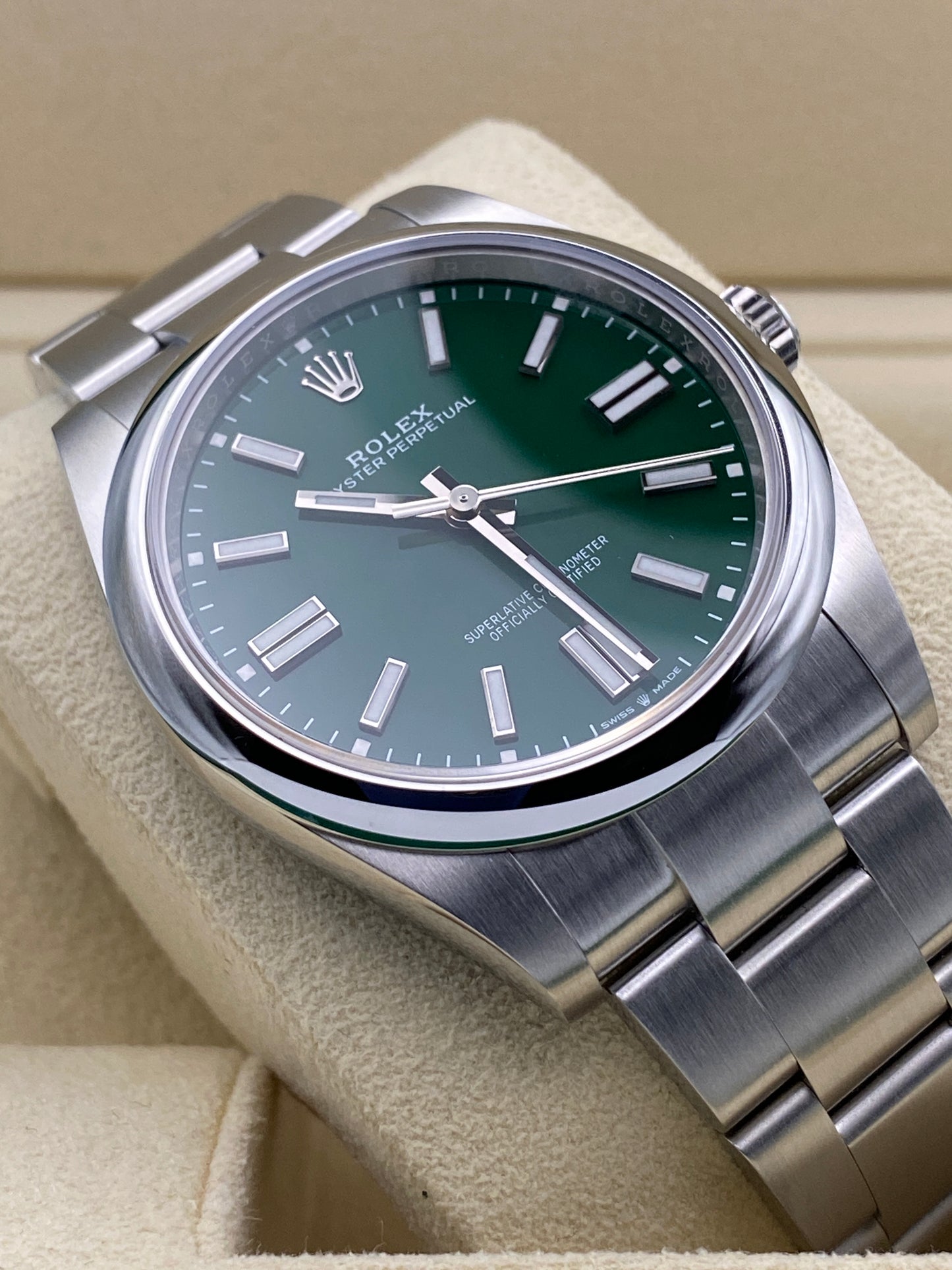 Rolex Oyster Perpetual 41 124300 Green Dial 2023 Full Set | Warranty 2028