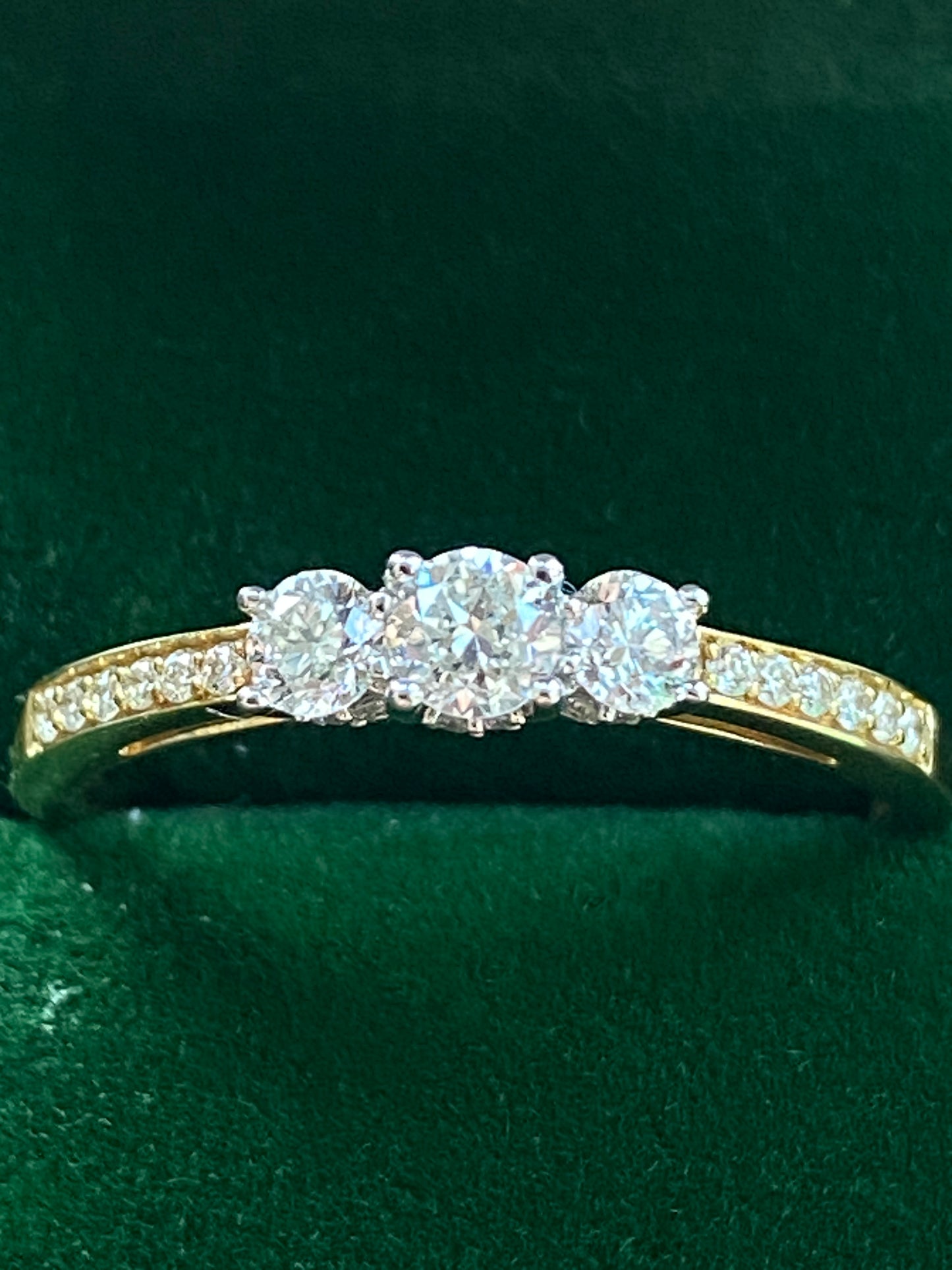 Trilogy-Verlobungsring aus 18-karätigem Gelbgold und Diamanten, 0,5 CTW (Größe Q)