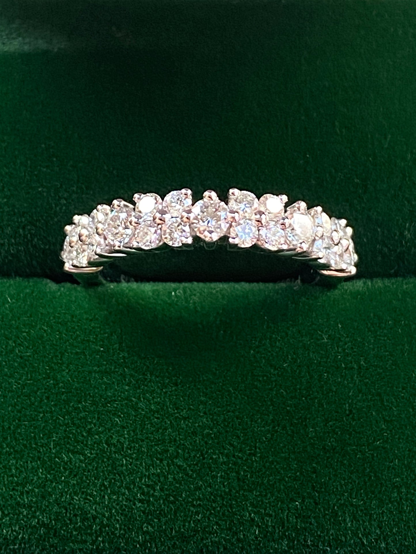 Platin-Ewigkeitsring mit 0,75 ct Diamantblume (Größe J)