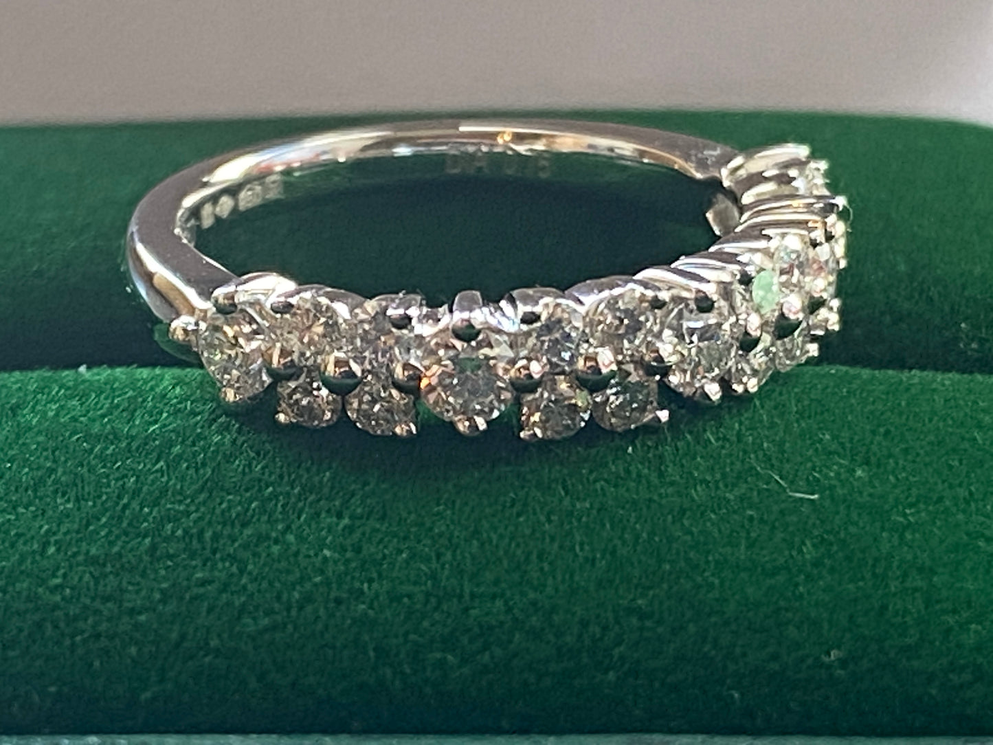 Platin-Ewigkeitsring mit 0,75 ct Diamantblume (Größe J)