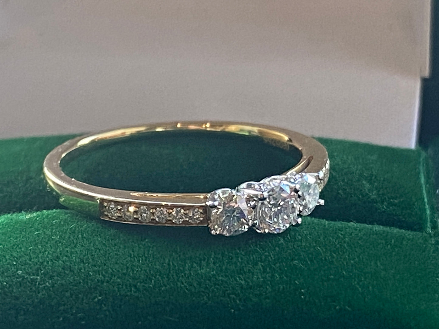 Trilogy-Verlobungsring aus 18-karätigem Gelbgold und Diamanten, 0,5 CTW (Größe Q)