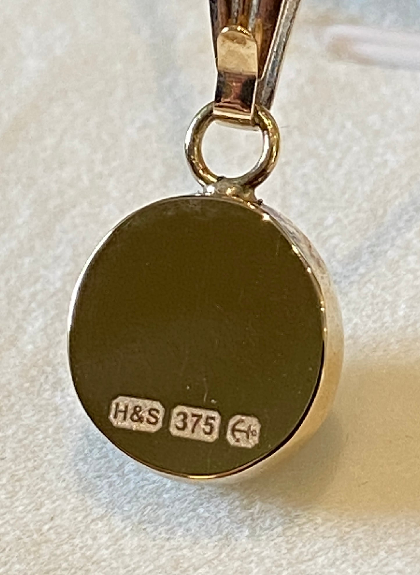 9ct Yellow Gold Opal Pendant & Chain – 3.65ct | 2g
Pre-Owned | 18” Belcher Chain Included