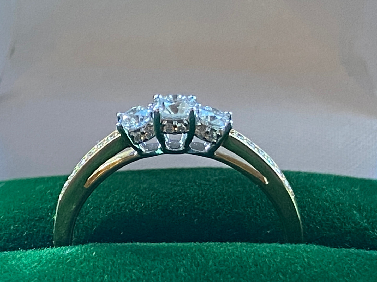 Trilogy-Verlobungsring aus 18-karätigem Gelbgold und Diamanten, 0,5 CTW (Größe Q)