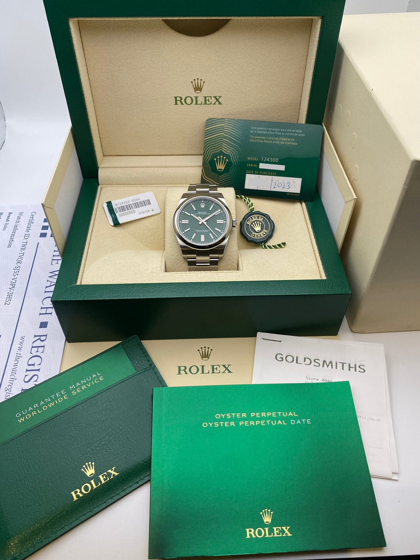 Rolex Oyster Perpetual 41 124300 Green Dial 2023 Full Set | Warranty 2028