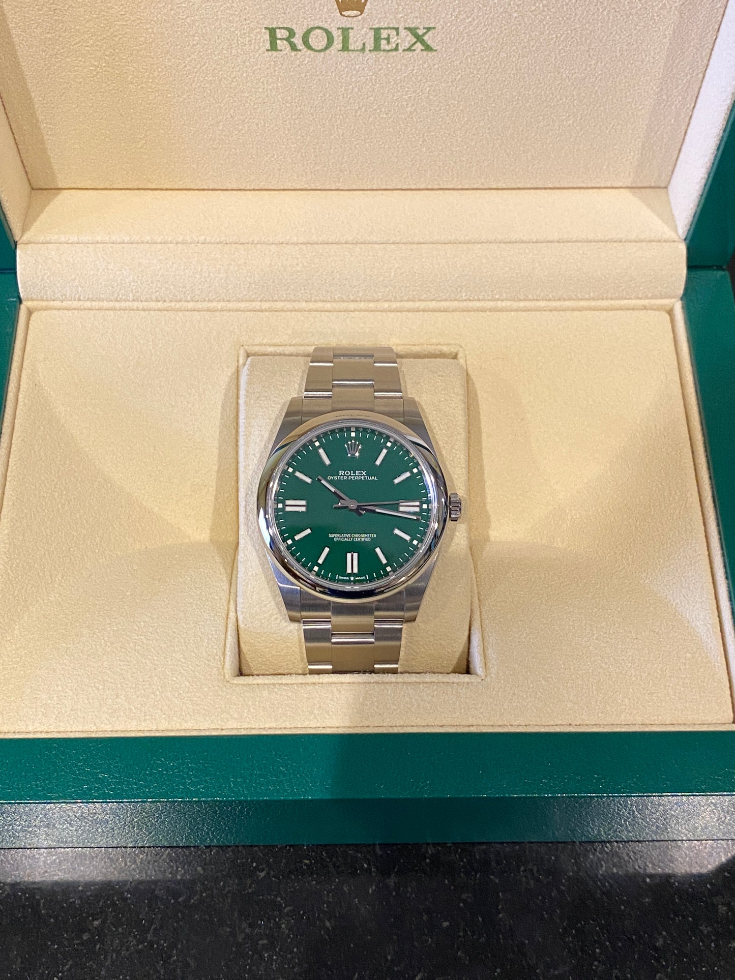 Rolex Oyster Perpetual 41 124300 Green Dial 2023 Full Set | Warranty 2028