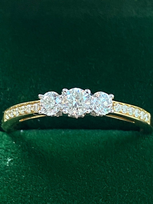 Trilogy-Verlobungsring aus 18-karätigem Gelbgold und Diamanten, 0,5 CTW (Größe Q)