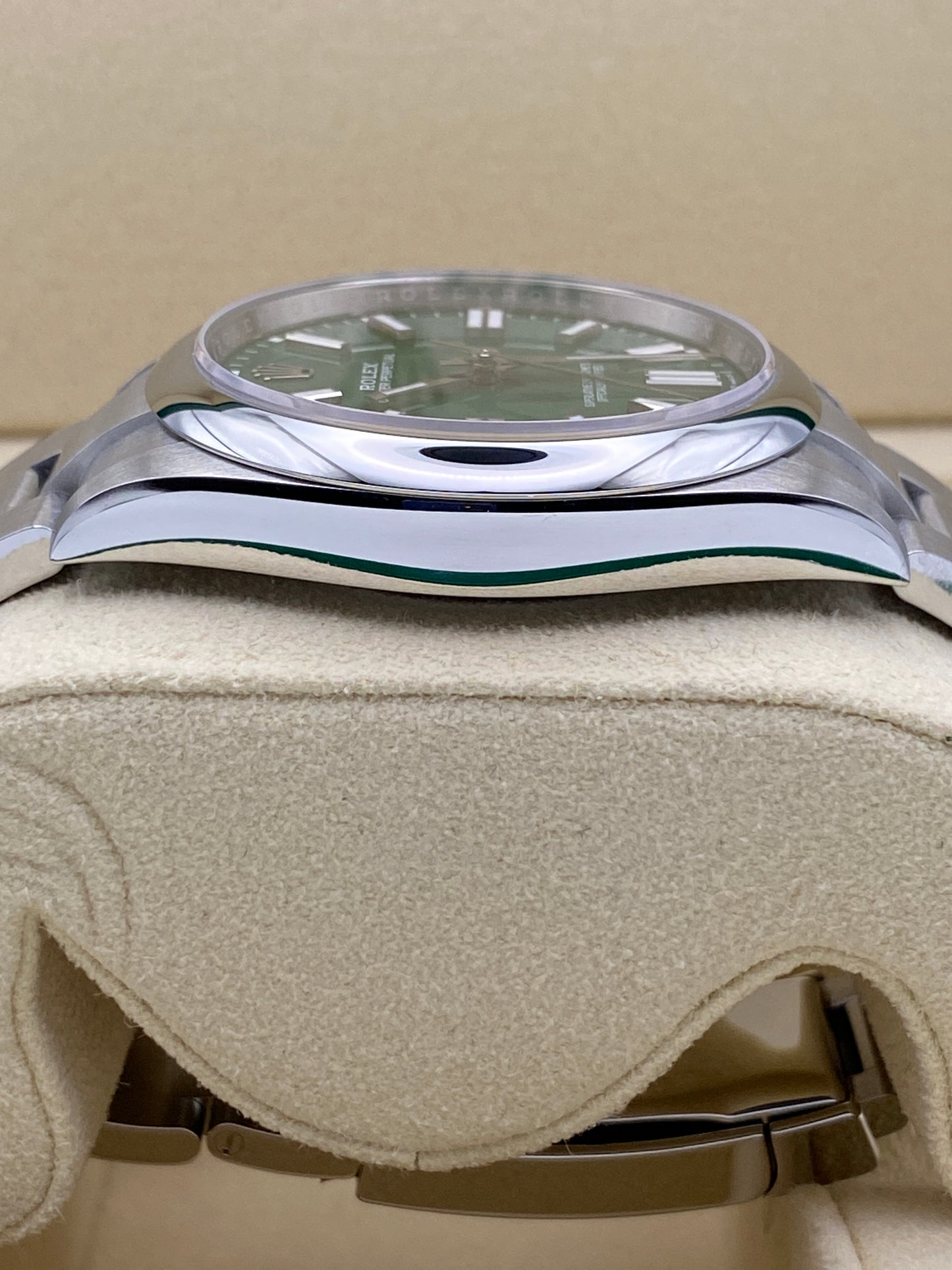 Rolex Oyster Perpetual 41 124300 Green Dial 2023 Full Set | Warranty 2028