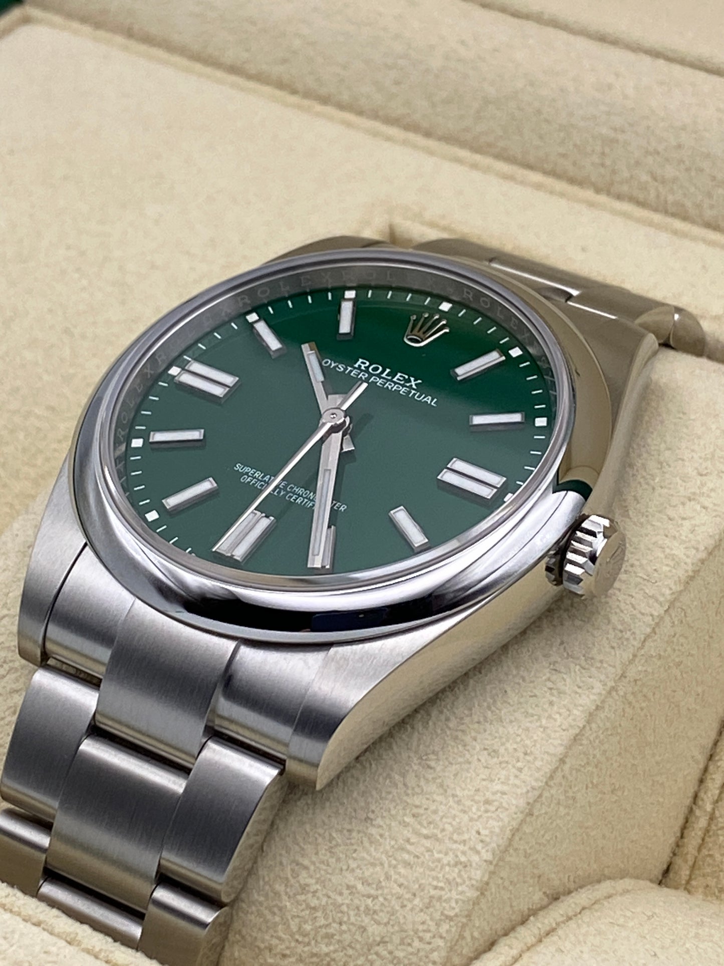 Rolex Oyster Perpetual 41 124300 Green Dial 2023 Full Set | Warranty 2028