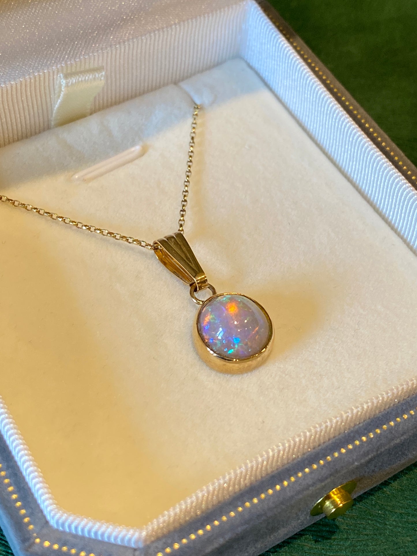 9ct Yellow Gold Opal Pendant & Chain – 3.65ct | 2g
Pre-Owned | 18” Belcher Chain Included