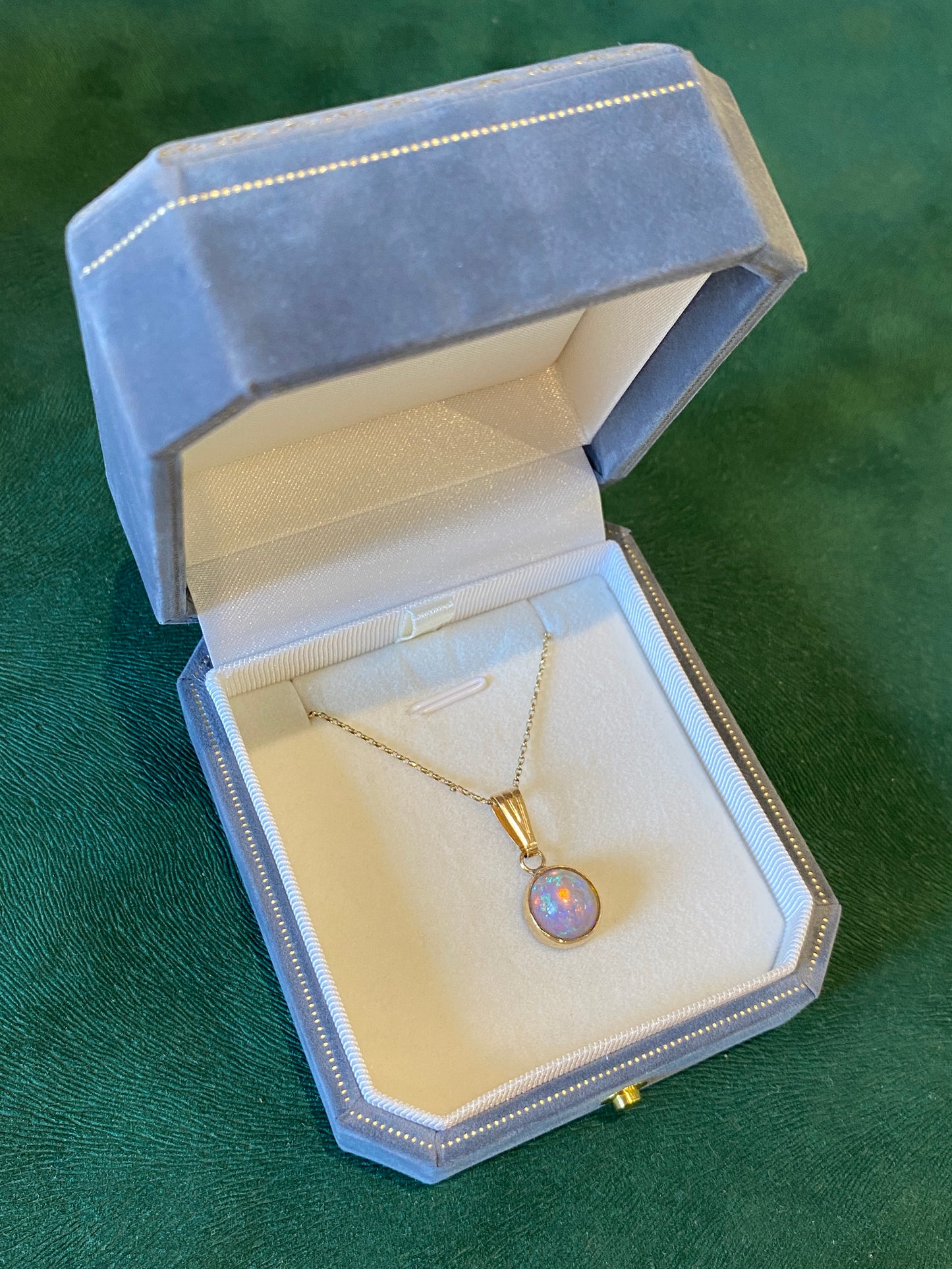9ct Yellow Gold Opal Pendant & Chain – 3.65ct | 2g
Pre-Owned | 18” Belcher Chain Included