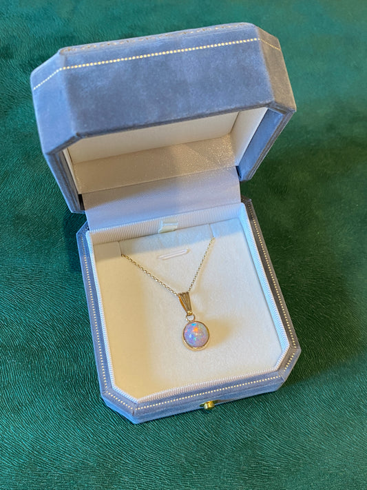 9ct Yellow Gold Opal Pendant & Chain – 3.65ct | 2g
Pre-Owned | 18” Belcher Chain Included