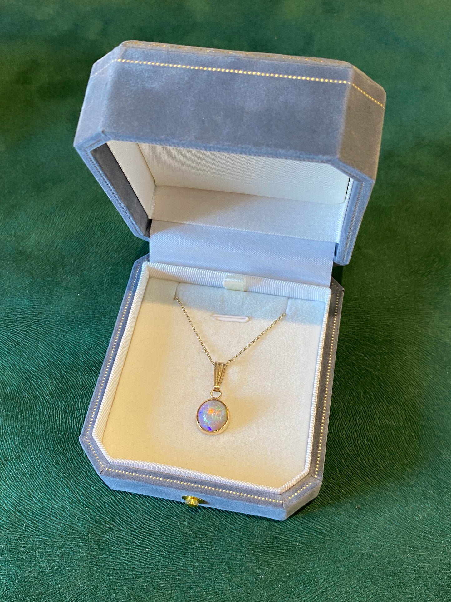 9ct Yellow Gold Opal Pendant & Chain – 3.65ct | 2g
Pre-Owned | 18” Belcher Chain Included