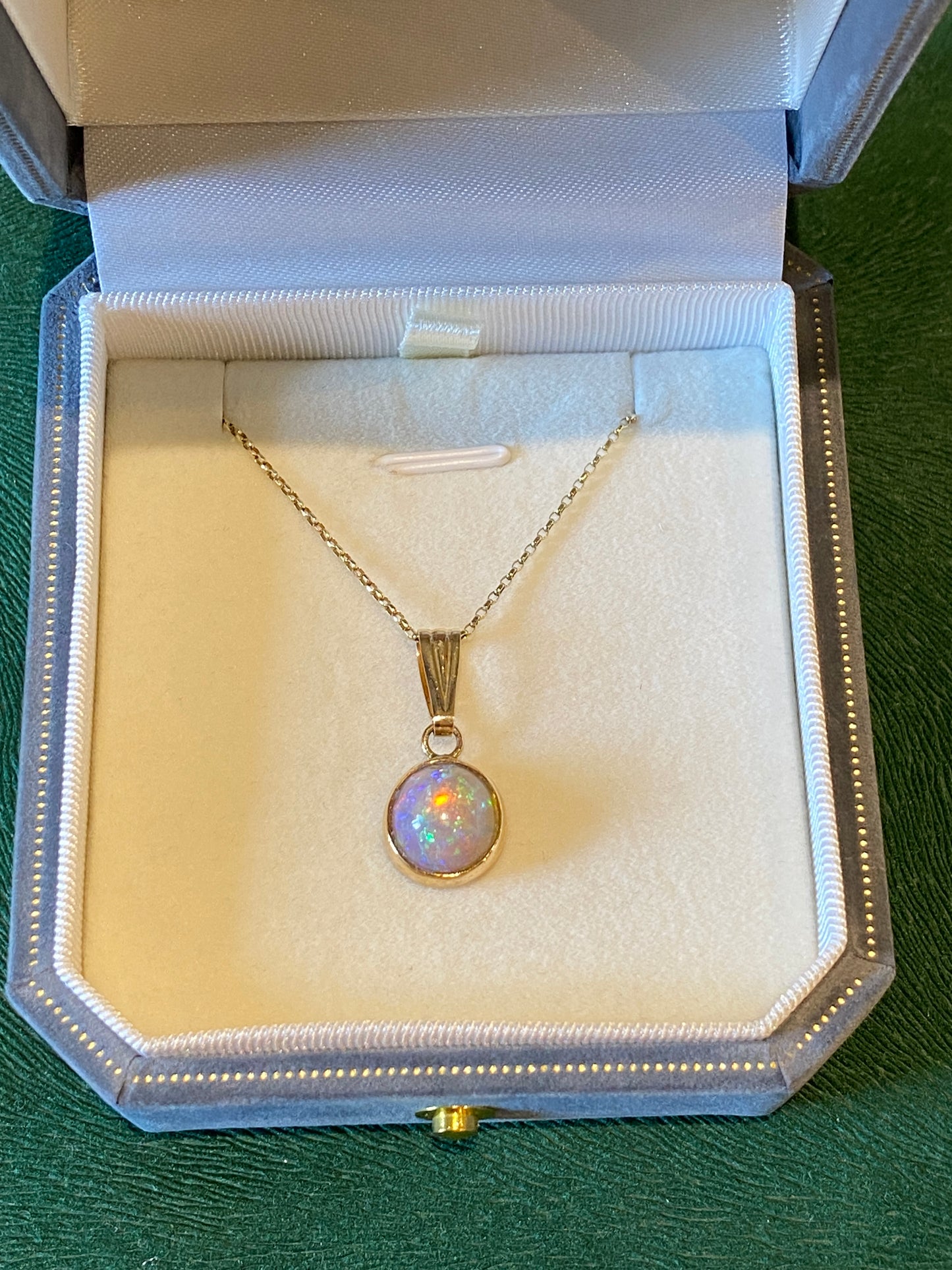 9ct Yellow Gold Opal Pendant & Chain – 3.65ct | 2g
Pre-Owned | 18” Belcher Chain Included