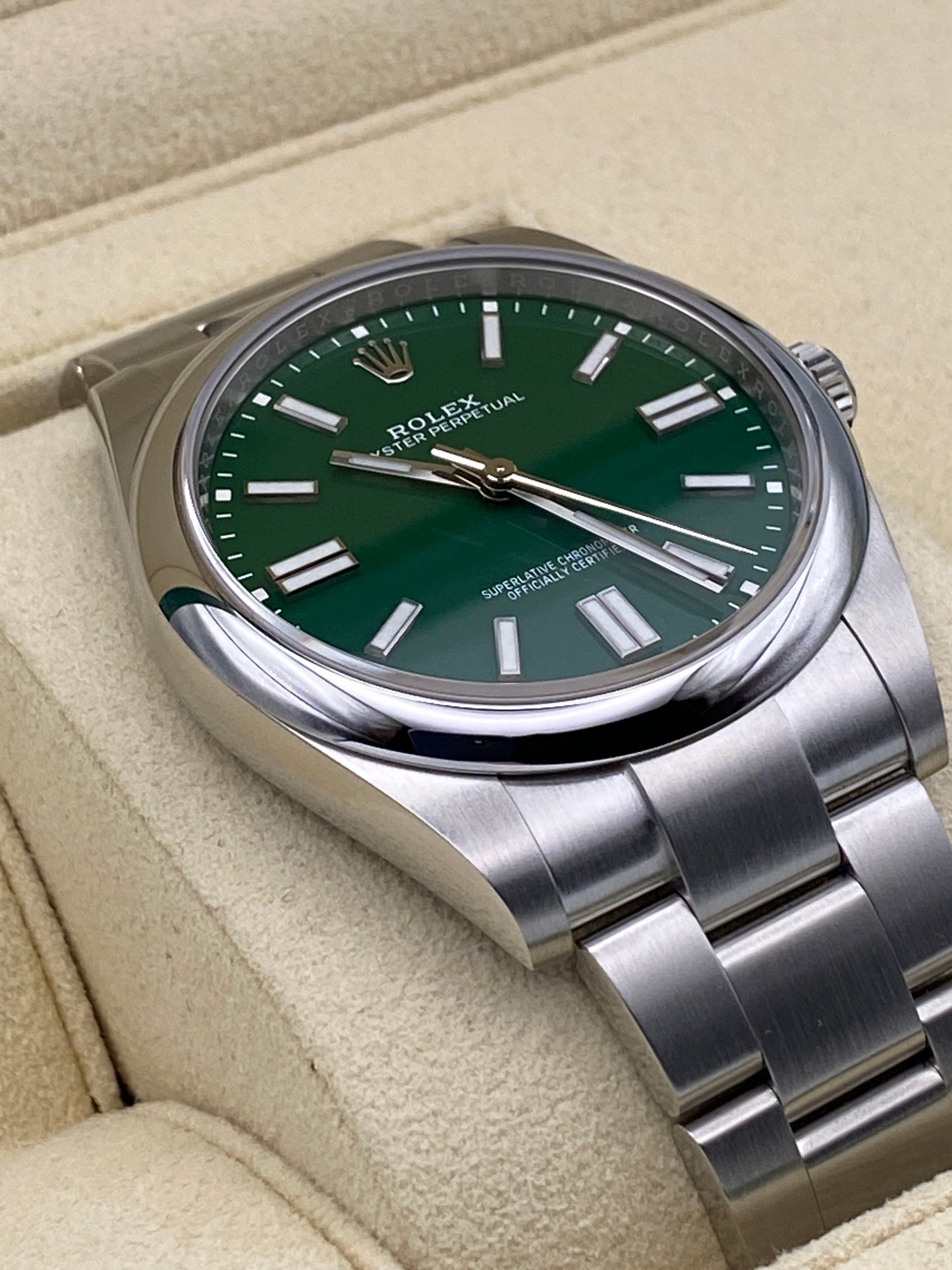 Rolex Oyster Perpetual 41 124300 Green Dial 2023 Full Set | Warranty 2028