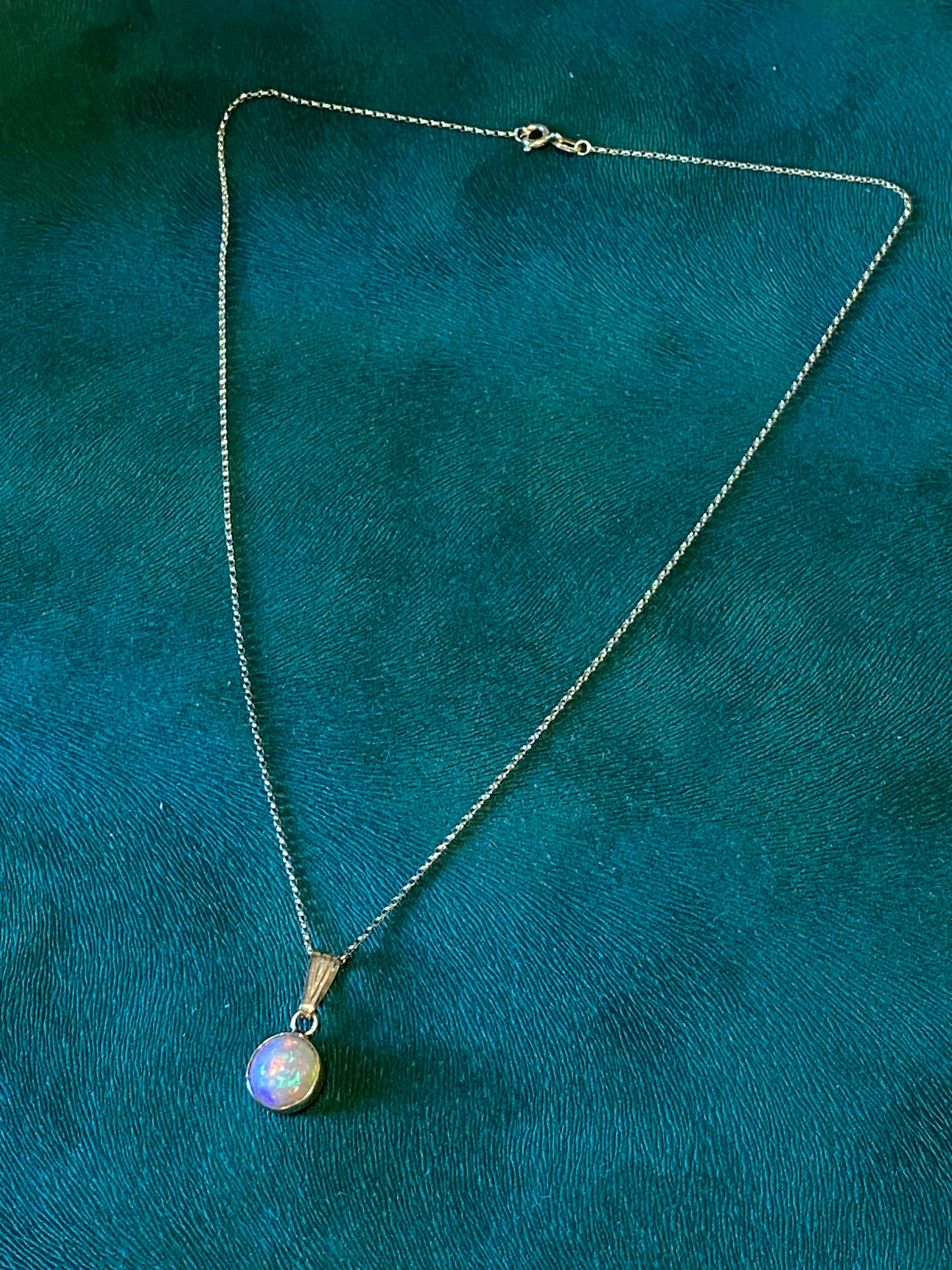 9ct Yellow Gold Opal Pendant & Chain – 3.65ct | 2g
Pre-Owned | 18” Belcher Chain Included